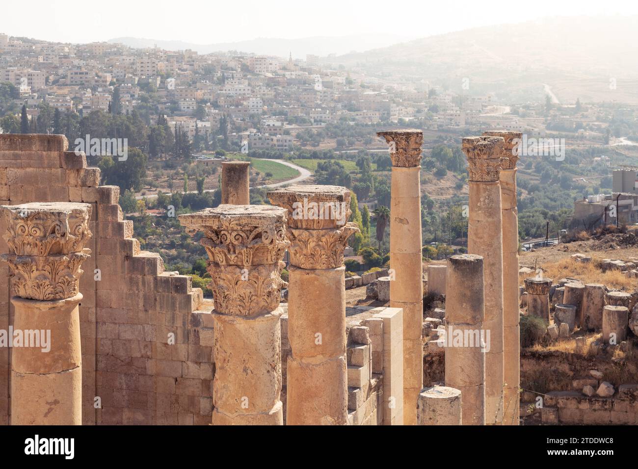 Anciennes ruines romaines de Jerash, avec le paysage urbain derrière Banque D'Images