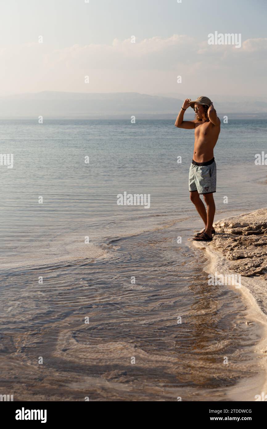 Touriste masculin marchant sur les dépôts de sel de la mer Morte Banque D'Images