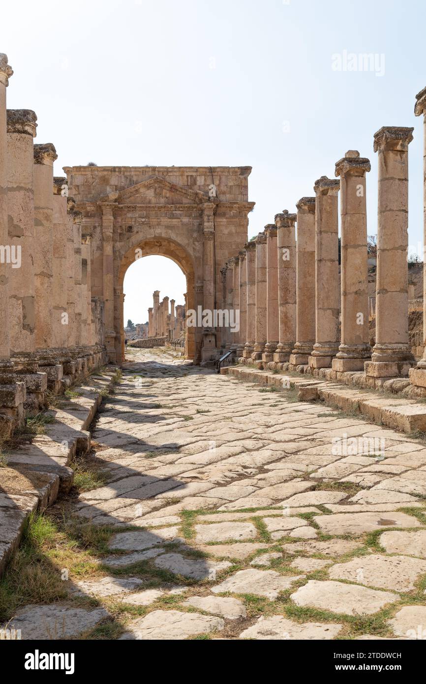 Vieille porte et cultures romaines aux ruines de Jerash, Jordanie Banque D'Images