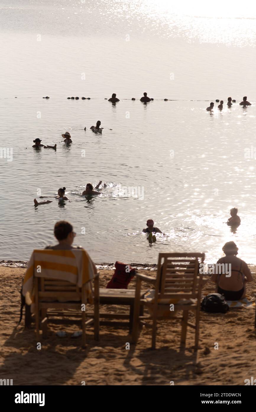 Heure d'or à la journée de plage occupée dans la mer Morte, Jordanie Banque D'Images