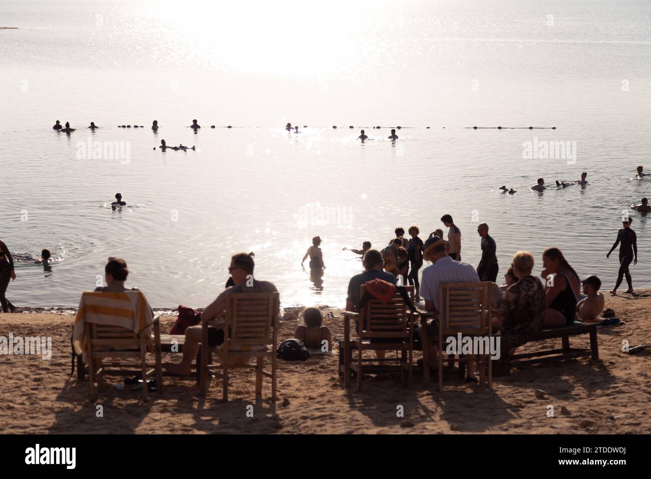 Heure d'or à la journée de plage occupée dans la mer Morte, Jordanie Banque D'Images