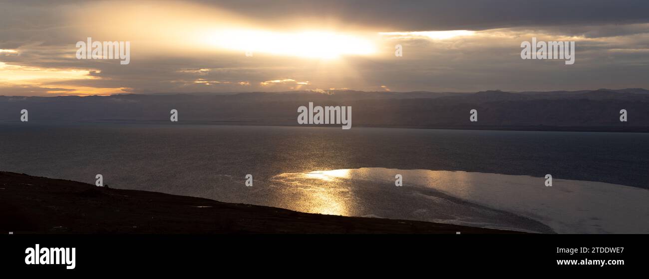 Sunbeam pendant le coucher de soleil doré sur la côte de la mer morte, Jordanie Banque D'Images