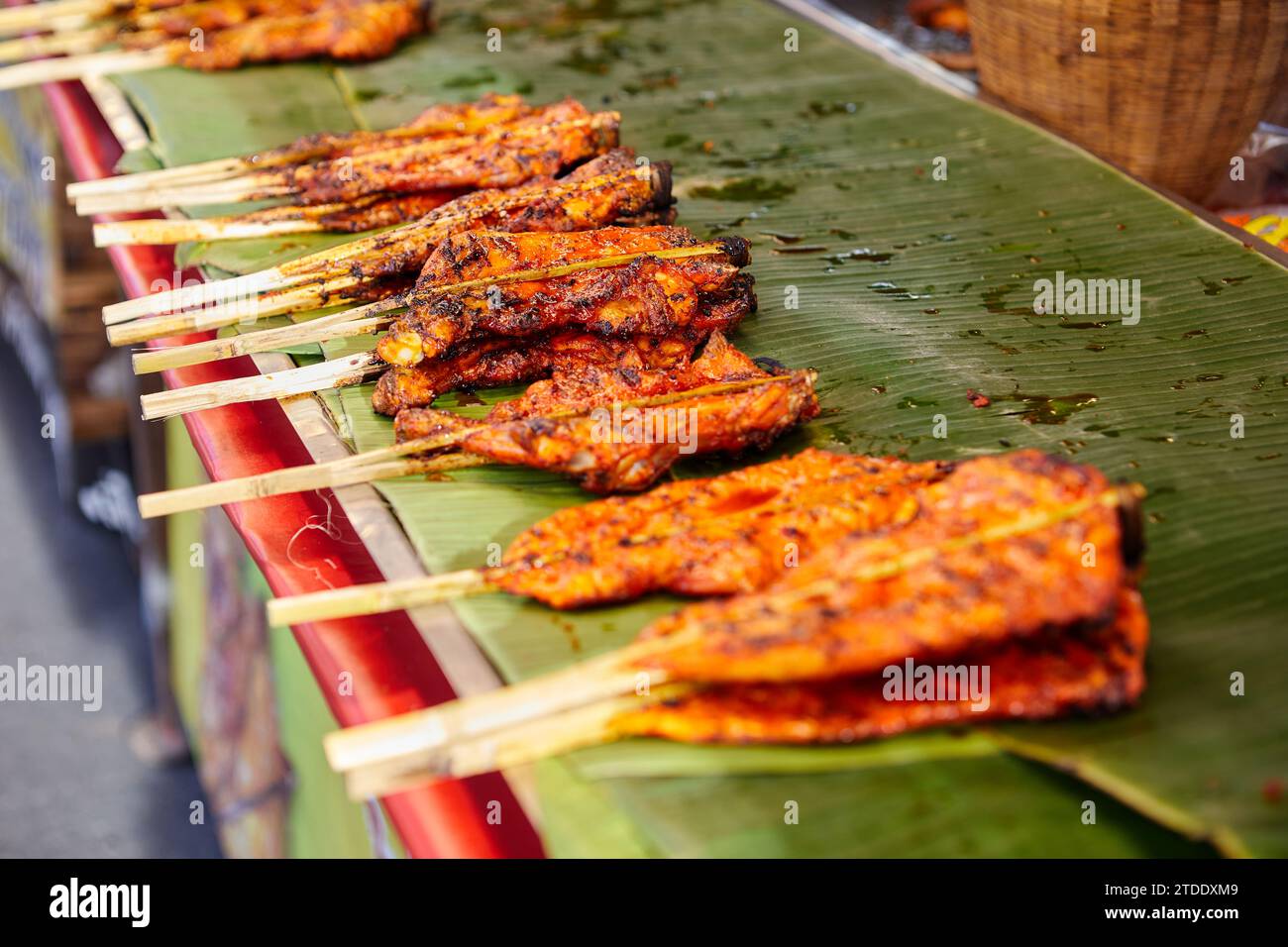 Brochettes grillées viande de poulet sur feuille Banque D'Images