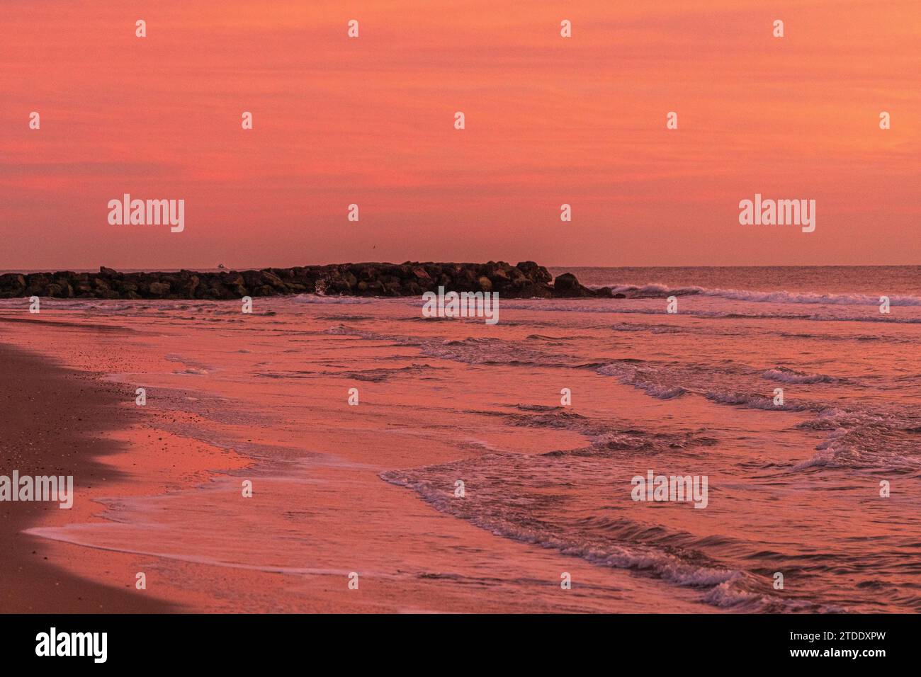 Lever de soleil sur les vagues de l'océan Atlantique Banque D'Images