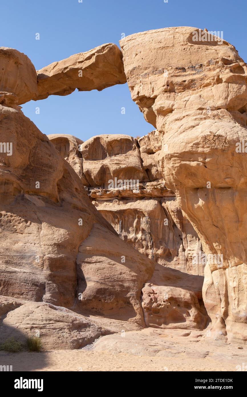 Formation d'arche rocheuse dorée dans le désert de Wadi Rum, Jordanie Banque D'Images