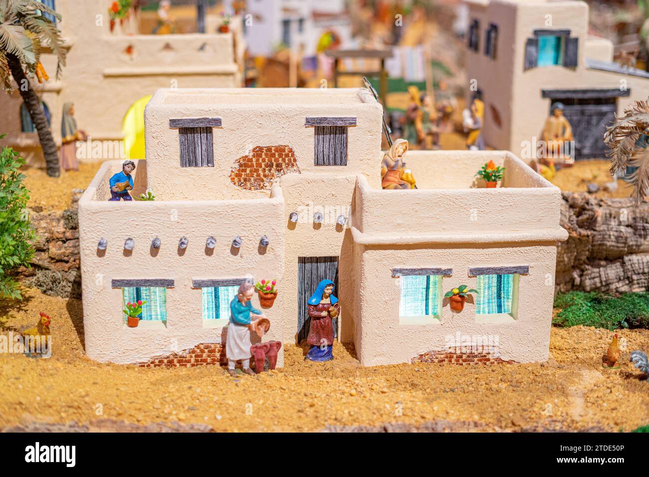 Modèle représentant les gens dans la vie rurale, inséré dans une scène de nativité catholique. Échelle de personnes environ 5cm. Banque D'Images