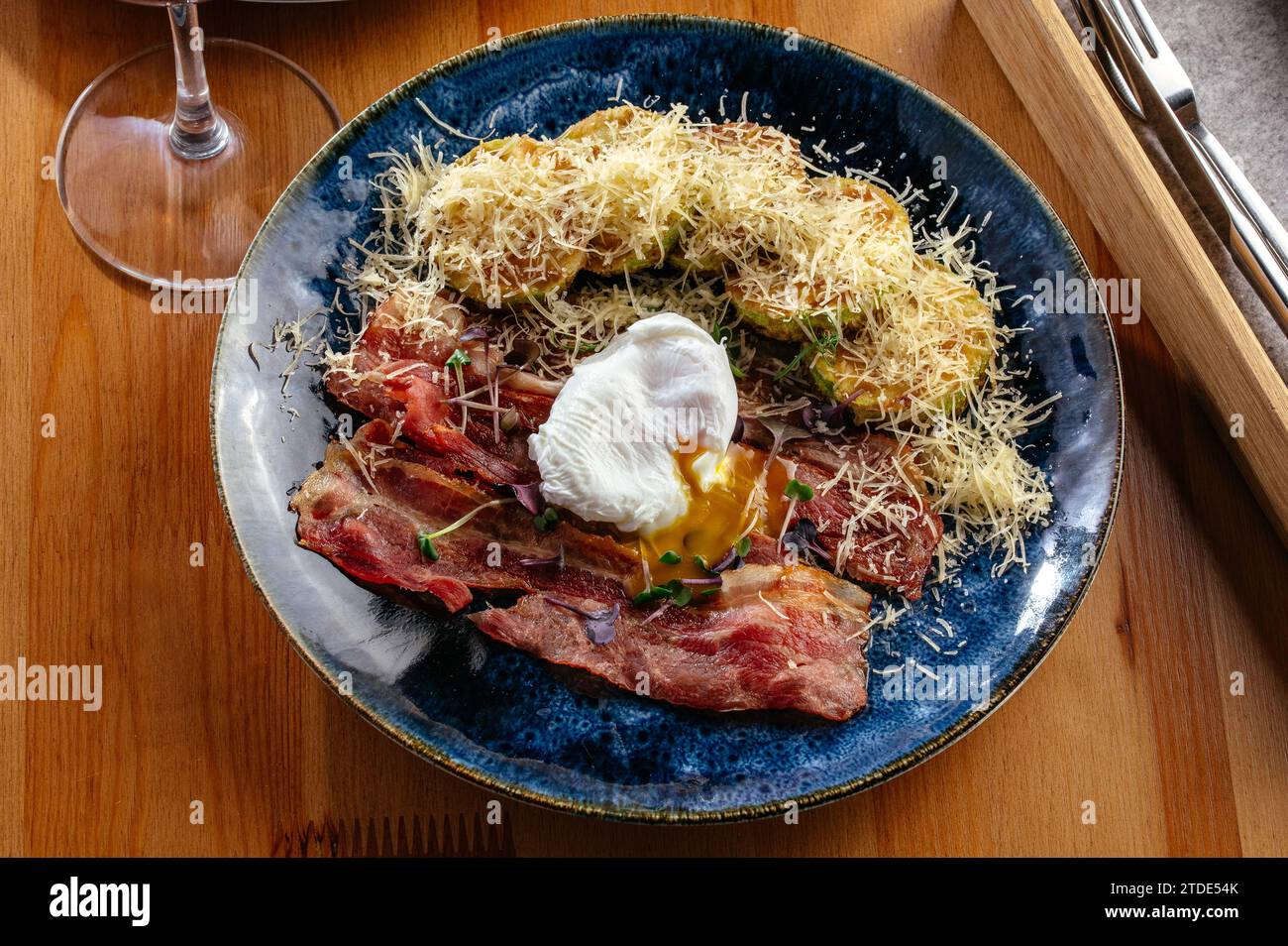 courgettes grillées, œuf poché et bacon frit Banque D'Images