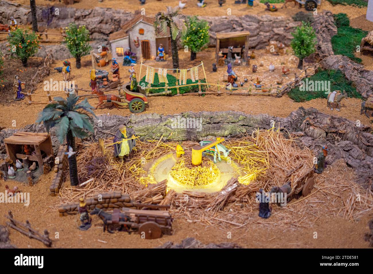 Modèle représentant les gens dans la vie rurale, inséré dans une scène de nativité catholique. Échelle de personnes environ 5cm. Banque D'Images