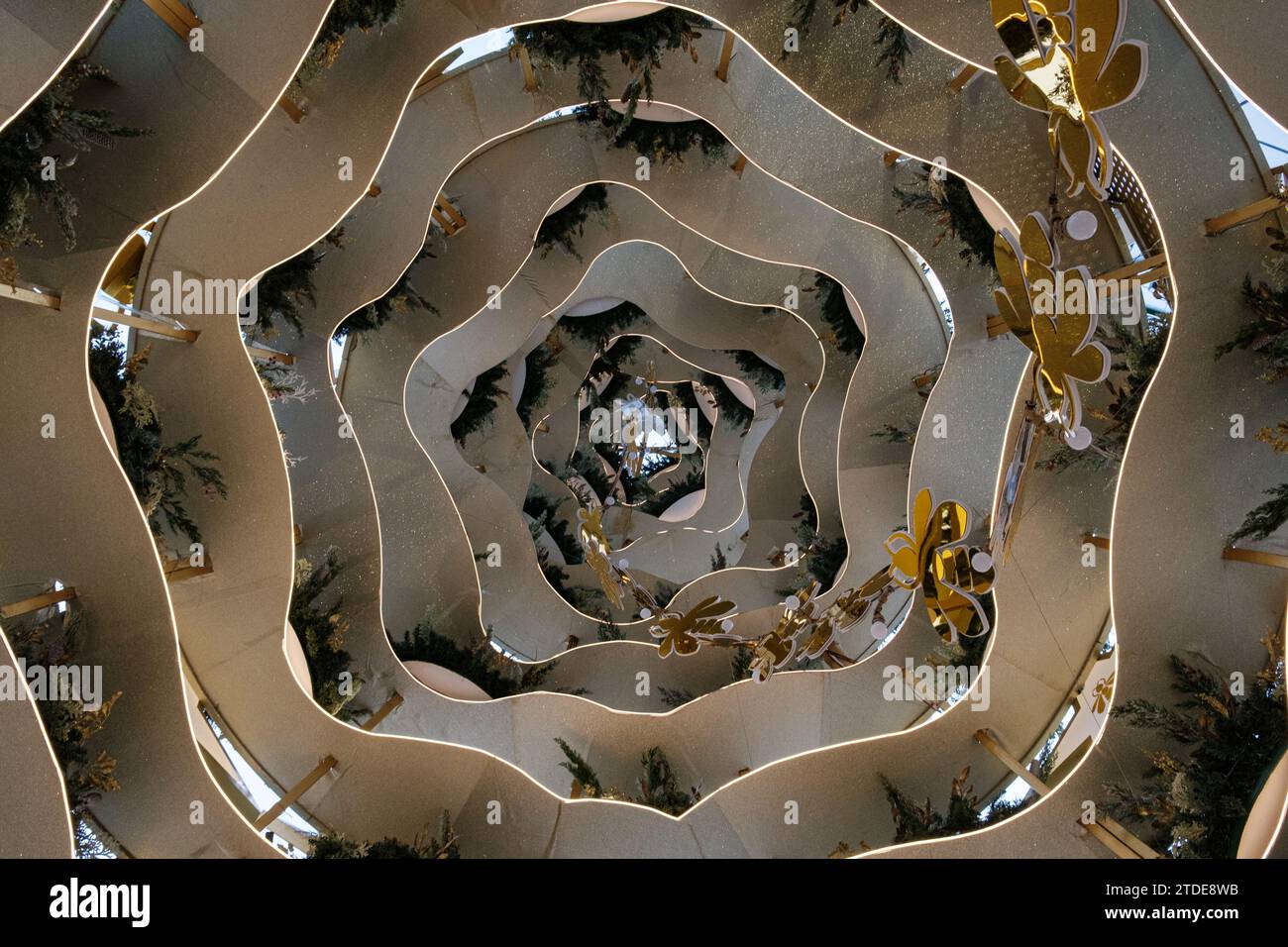 Sculpture d'arbre de Noël avec ornements Banque D'Images