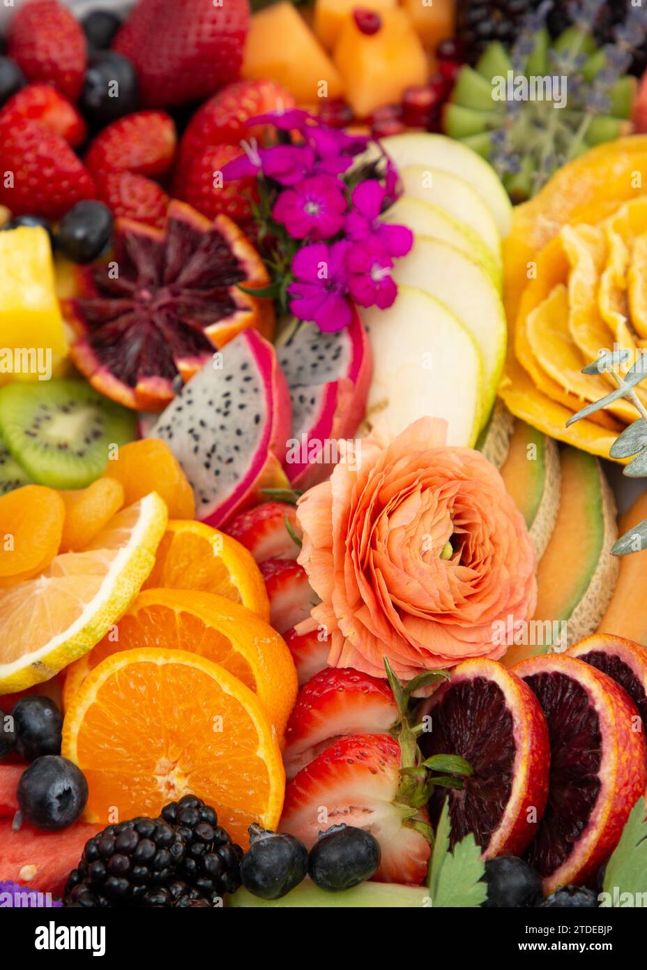 Élégant plateau de fruits de fête avec des fleurs Banque D'Images