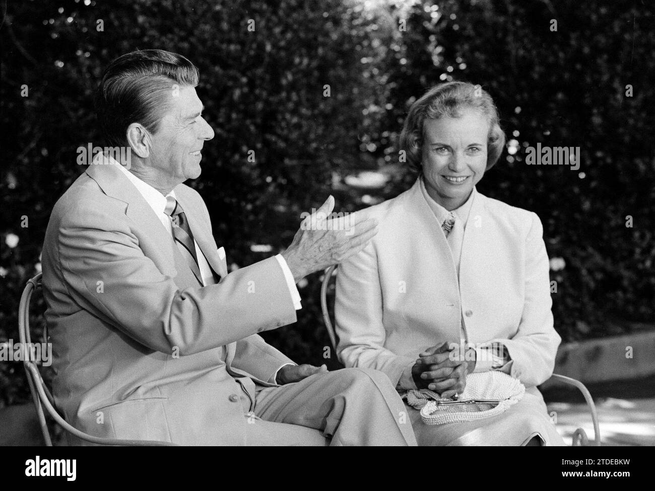 FILE - President Reagan presents his Supreme Court nominee Sandra Day O'Connor to members of the press in the White House Rose Garden, July 15, 1981, prior to their Oval Office meeting. The late Justice Sandra Day O'Connor, the first woman to serve on the Supreme Court and an unwavering voice of moderate conservatism for more than two decades, will lie in repose in the court's Great Hall on Monday, Dec. 18, 2023. (AP Photo, File) Banque D'Images