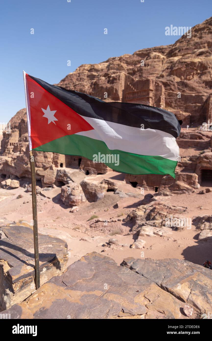 Drapeau jordanien à l'ancienne ville de Petra pendant la journée ensoleillée Banque D'Images