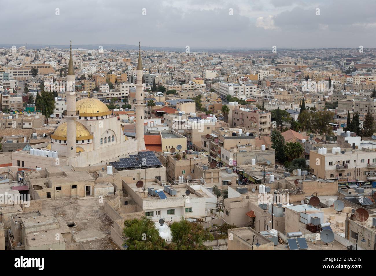 Mosquée et paysage urbain de Madaba vue du point culminant Banque D'Images