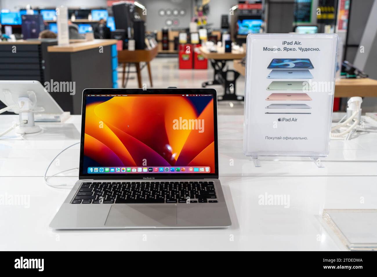 Vente d'Apple MacBook Air en magasin. Minsk, Biélorussie - 14 mars 2023 Banque D'Images