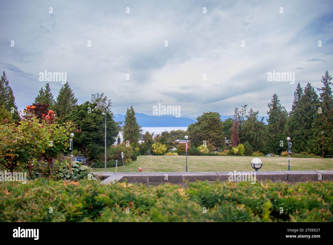 Belle scène prise depuis le jardin botanique de l'UBC montrant l'océan et les montagnes en arrière-plan à Vancouver. Banque D'Images