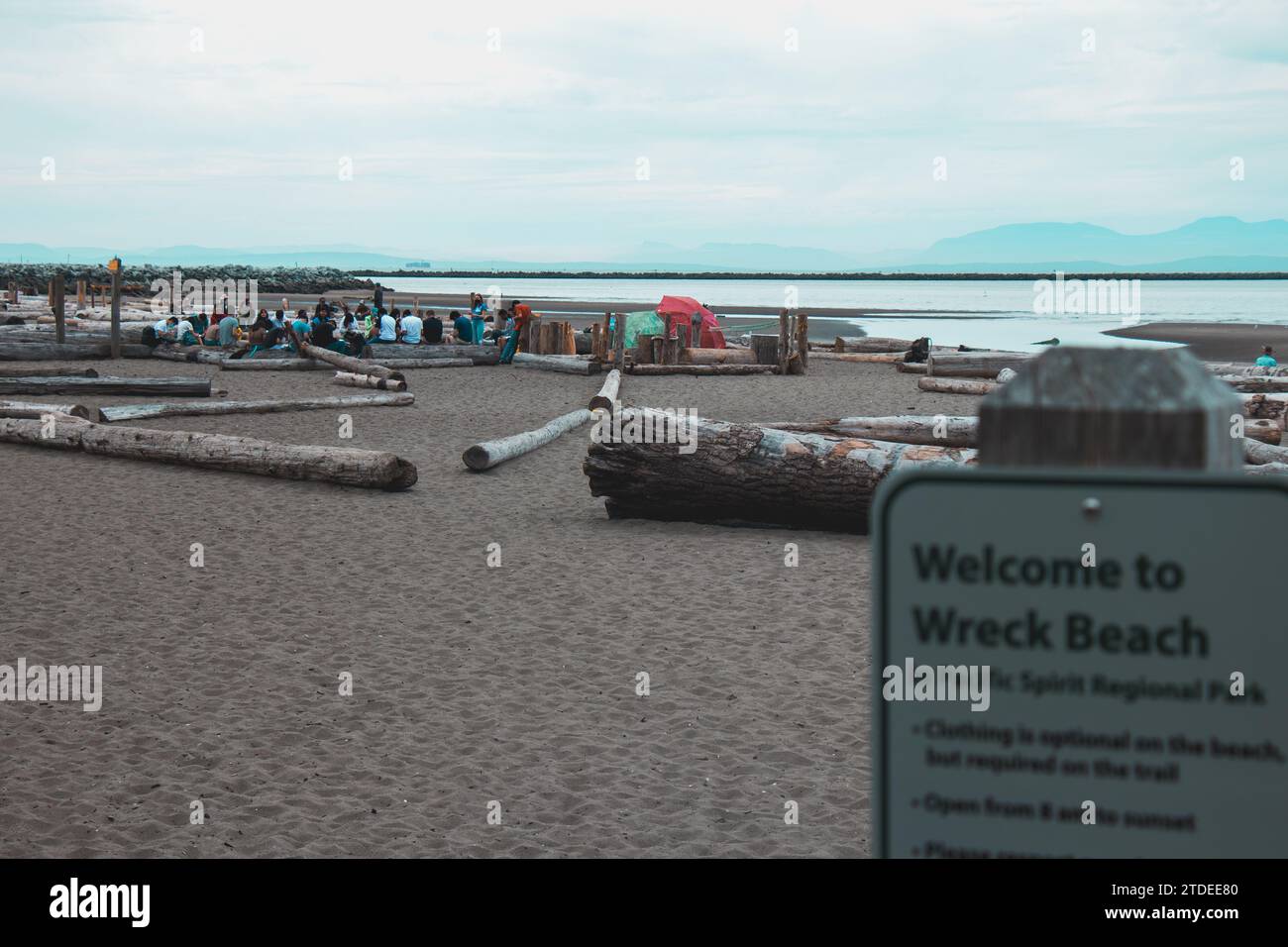 Vancouver, Canada - septembre 3,2021 : vue d'un groupe d'étudiants profitant d'une journée à Wreck Beach. Banque D'Images