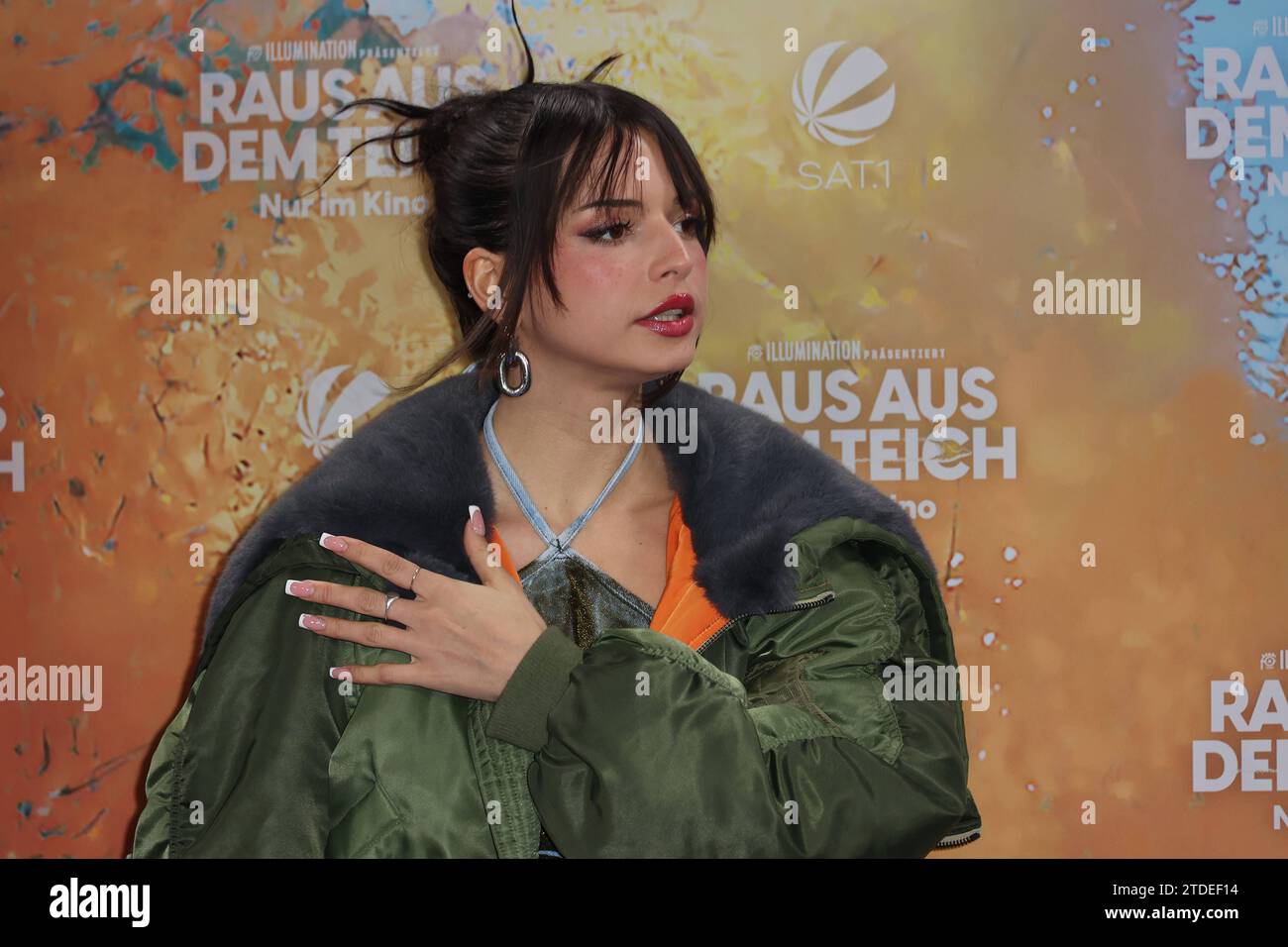 Nina Chuba waehrend der DeutschlandFilmpremiere Raus aus dem Teich