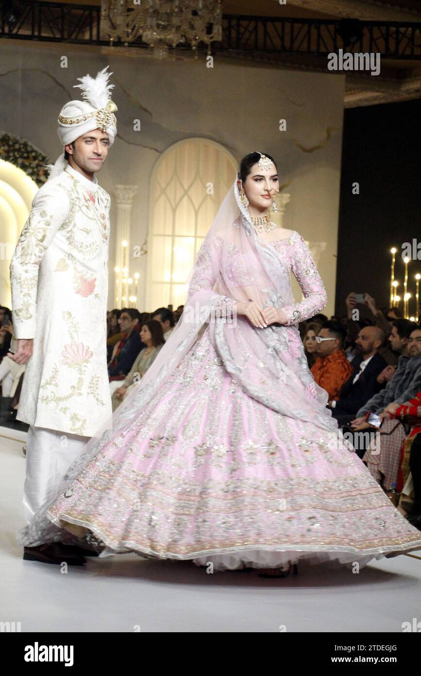 Lahore, Pakistan. 17 décembre 2023. Les mannequins présentent des créations le dernier jour de la semaine de la Couture nuptiale à Lahore, Pakistan, le 17 décembre 2023. Crédit : Jamil Ahmed/Xinhua/Alamy Live News Banque D'Images