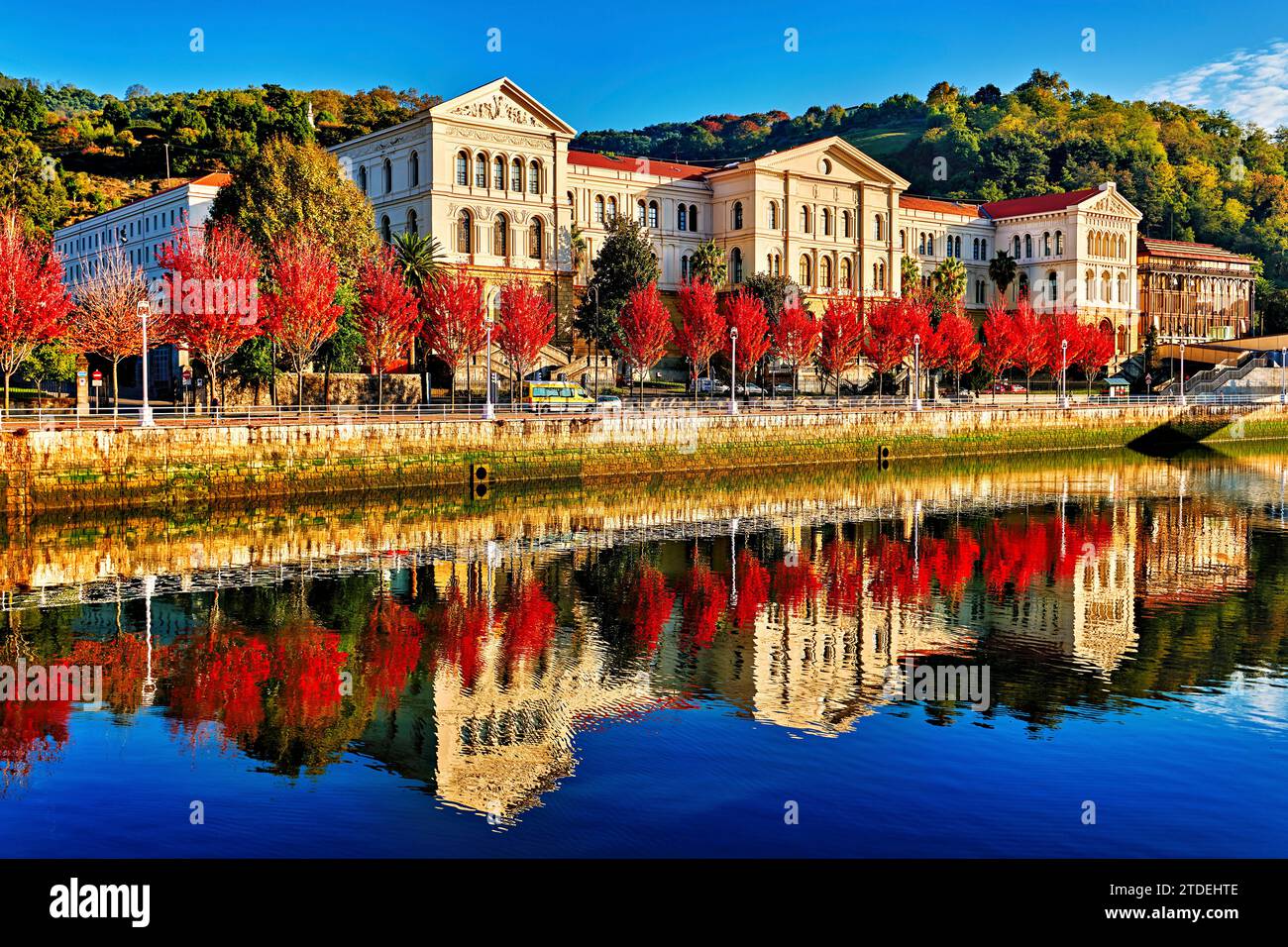 Bilbao Biscaye Espagne. Bâtiment historique de l'université près de Nervion River Banque D'Images