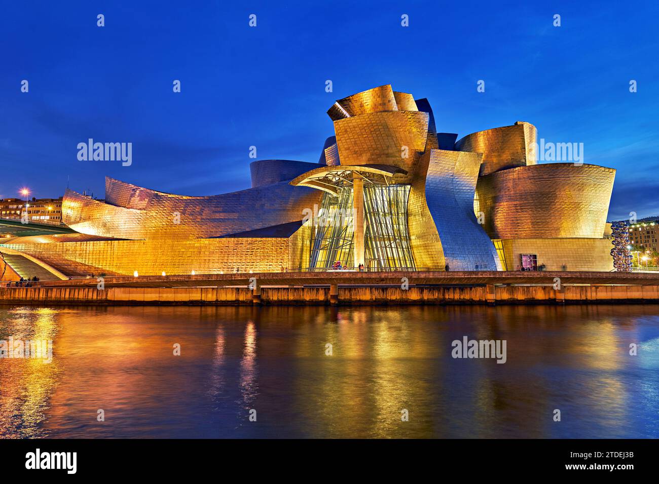 Bilbao Biscaye Espagne. Musée Guggenheim au coucher du soleil Banque D'Images