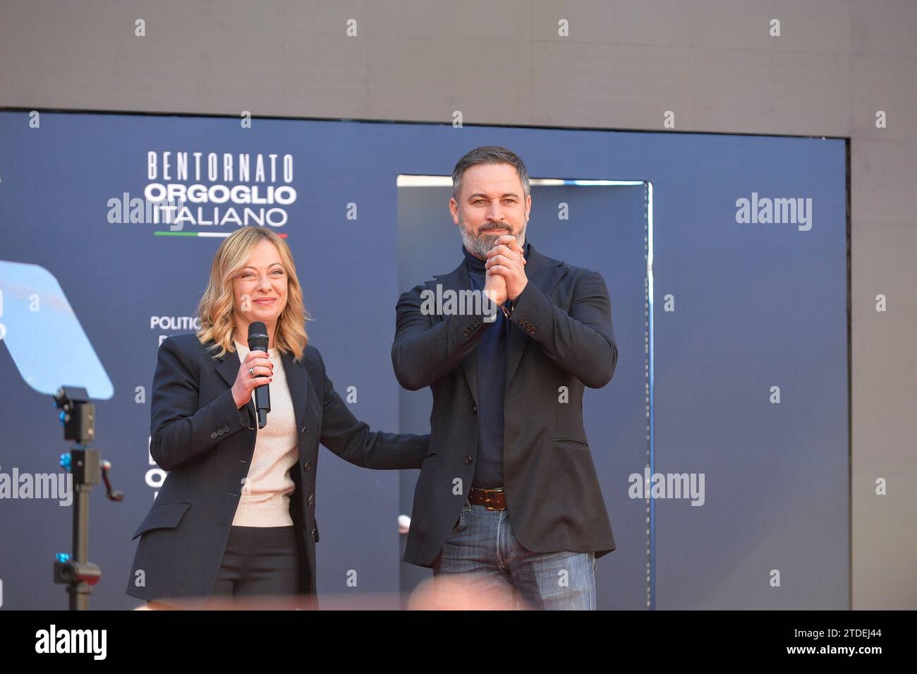 Italie, Rome, 17 décembre 2023 : la première ministre italienne Giorgia Meloni, secrétaire du parti Fratelli d'Italia, lors de la réunion 'Atreju 2023'. Sur la photo avec Santiago Abascal, politicien espagnol et président du parti d'extrême droite Vox photo © Stefano Carofei/Sintesi/Alamy Live News Banque D'Images