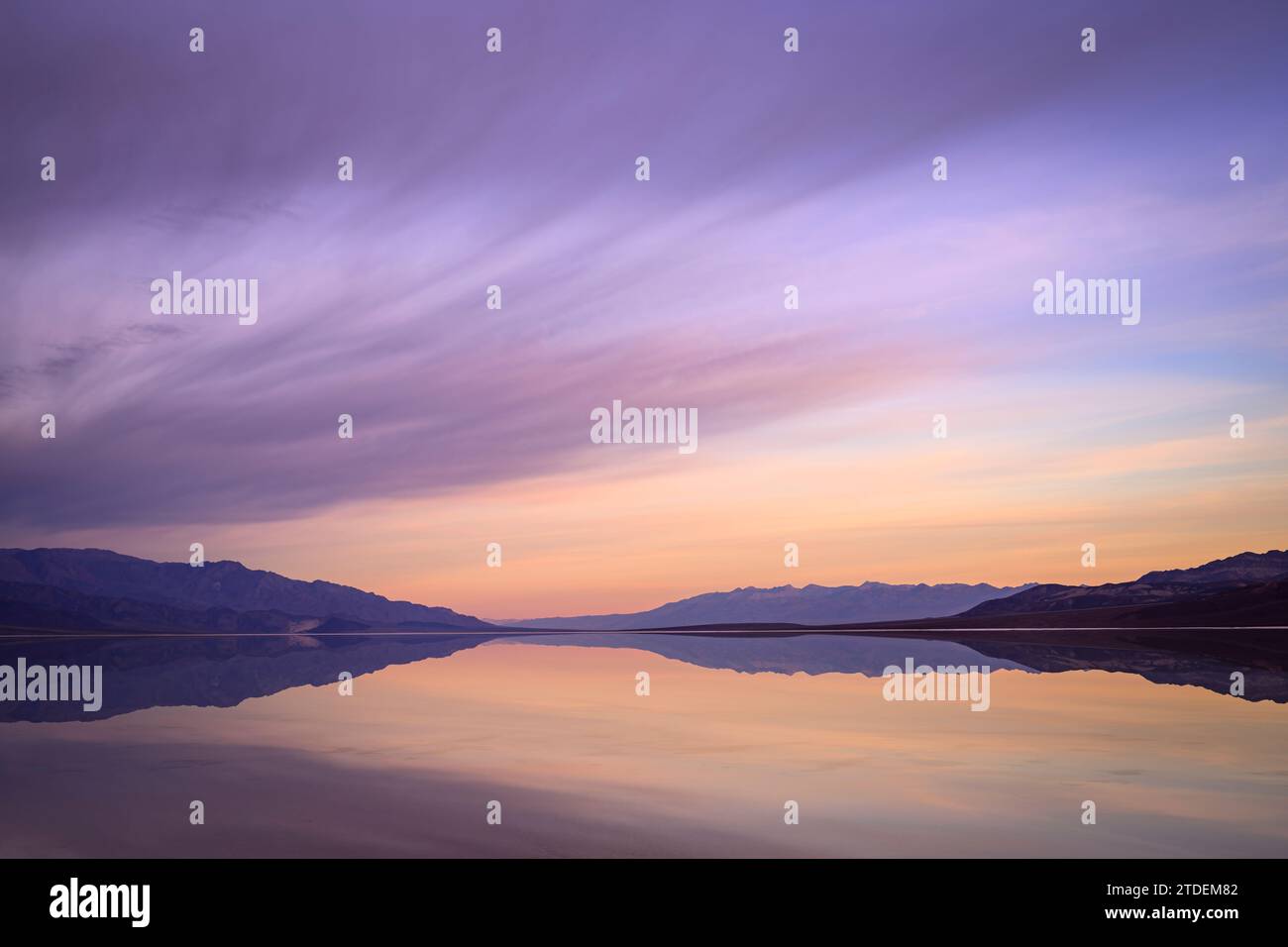 Le lac Manly réapparaît dans le bassin de Badwater après les inondations d'août 2022 dans le parc national de Death Valley, en Californie. Banque D'Images