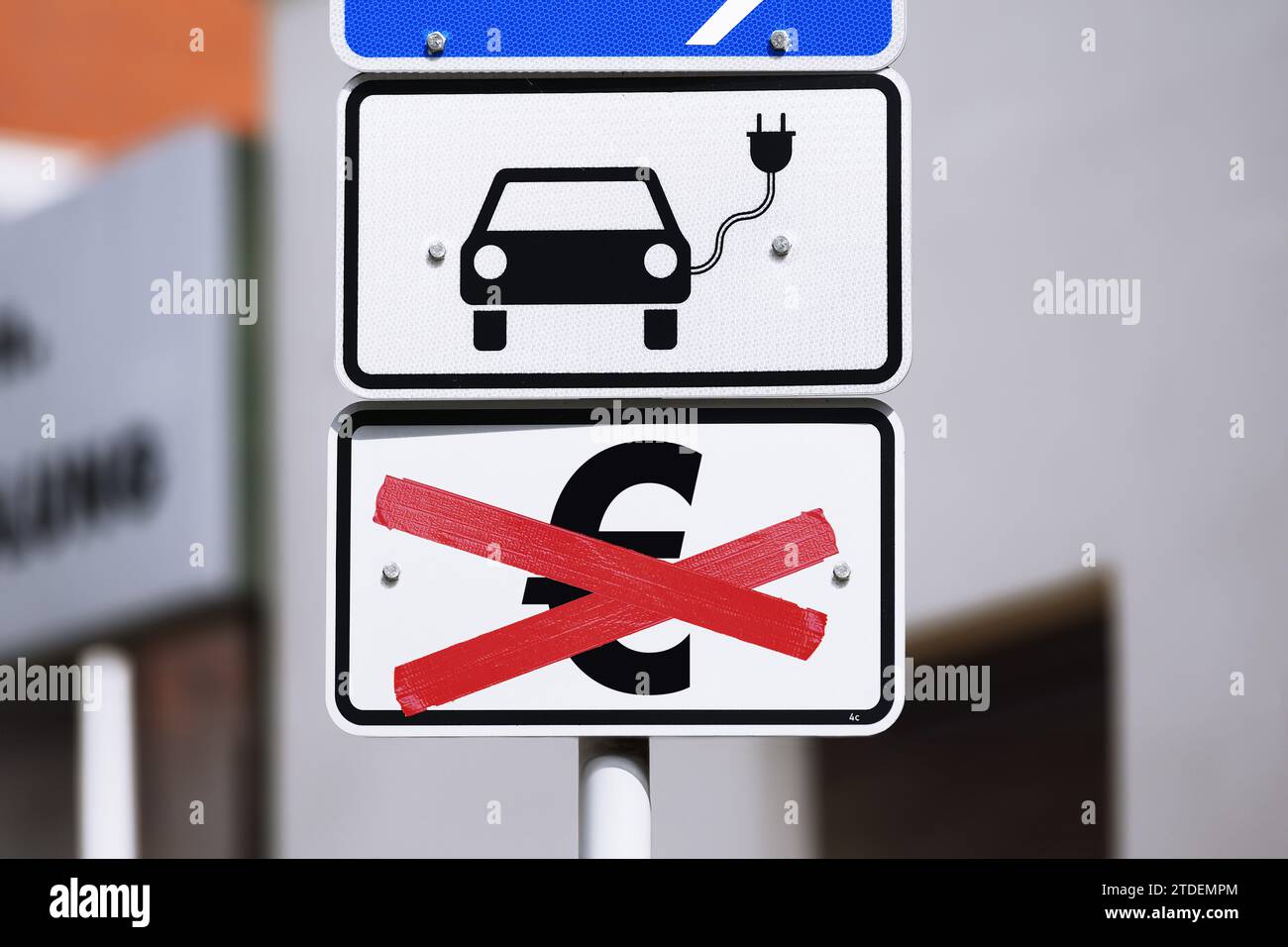 Signe de pictogramme de voiture électronique avec symbole Euro barré, fin de Eco-Premium pour les voitures électroniques, photomontage Banque D'Images