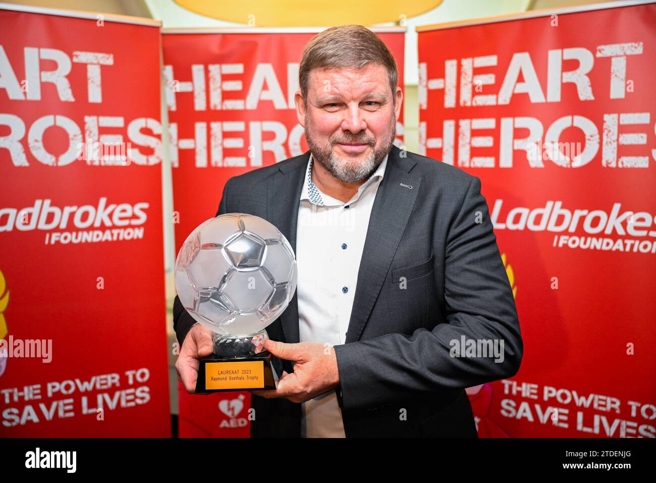 Bruxelles, Belgique. 18 décembre 2023. L'entraîneur-chef de Gand hein Vanhaezebrouck pose pour le photographe lors d'une cérémonie pour le Trophée Raymond Goethals et le Prix Dominique d'Onofrio, le lundi 18 décembre 2023 à Bruxelles. Le Trophée Raymond Goethals est réservé aux entraîneurs belges, actifs en Jupiler Pro League ou à l’étranger. Le Prix Dominique d'Onofrio 2023 est réservé aux débutants de la Jupiler Pro League depuis la saison 2022-2023 et n'ayant plus que 20 ans au 31 décembre 2023. BELGA PHOTO LAURIE DIEFFEMBACQ crédit : Belga News Agency/Alamy Live News Banque D'Images