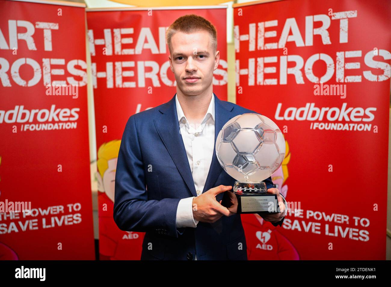 Bruxelles, Belgique. 18 décembre 2023. Arthur Vermeeren d'Anvers pose pour le photographe lors d'une cérémonie pour le 'Trophée Raymond Goethals' et le 'Prix Dominique d'Onofrio', le lundi 18 décembre 2023 à Bruxelles. Le Trophée Raymond Goethals est réservé aux entraîneurs belges, actifs en Jupiler Pro League ou à l’étranger. Le Prix Dominique d'Onofrio 2023 est réservé aux débutants de la Jupiler Pro League depuis la saison 2022-2023 et n'ayant plus que 20 ans au 31 décembre 2023. BELGA PHOTO LAURIE DIEFFEMBACQ crédit : Belga News Agency/Alamy Live News Banque D'Images