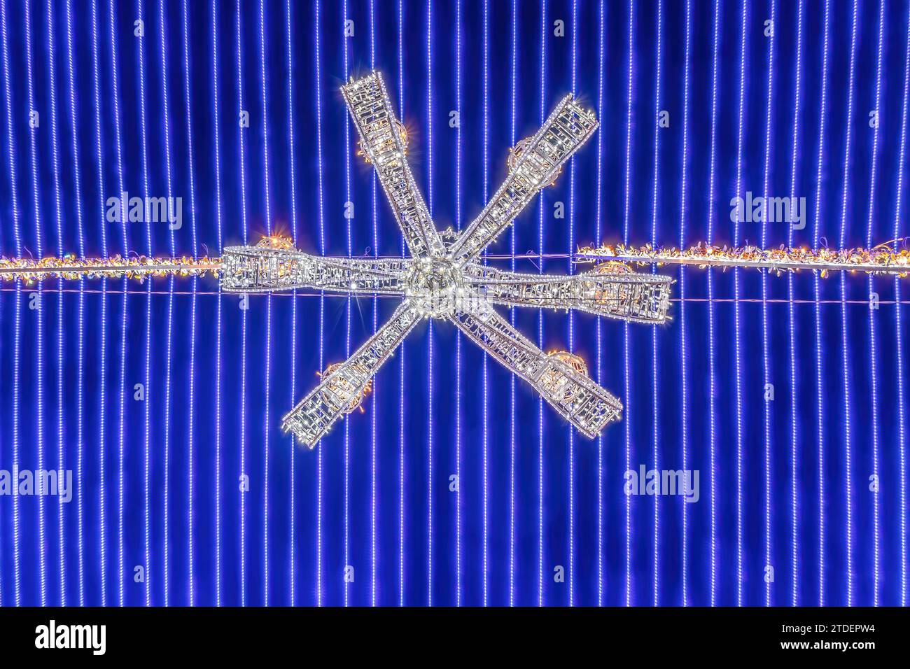 Détail d'un lustre suspendu à un plafond bleu fait de lumières de Noël comme décoration à l'Hôtel de ville de Séville, autour de la cathédrale, au tim de noël Banque D'Images