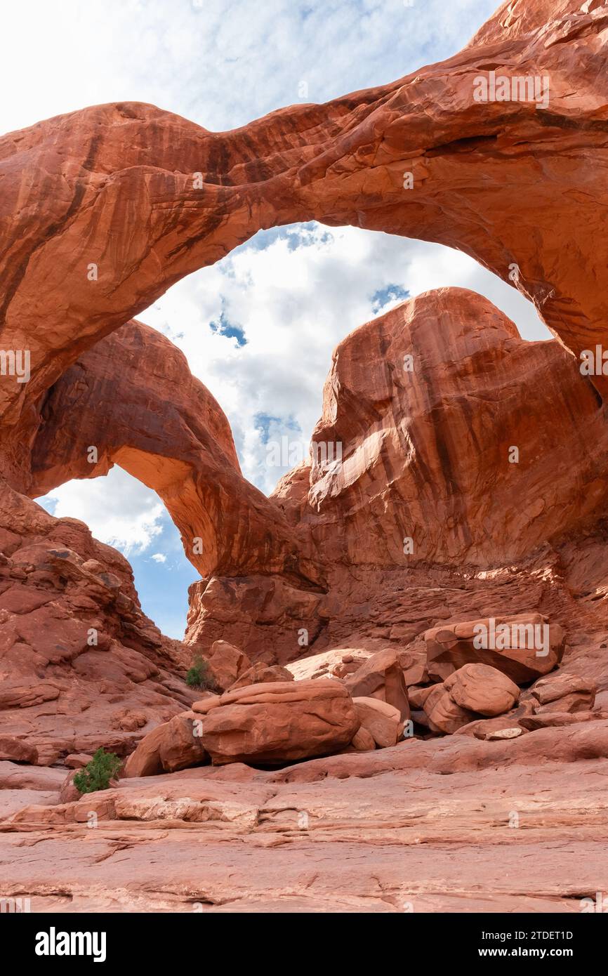 Formation rocheuse de grès à double Arch. Sentier de la section Windows avec Doble Arch, merveille naturelle dans le parc national des Arches, Utah, États-Unis. Banque D'Images