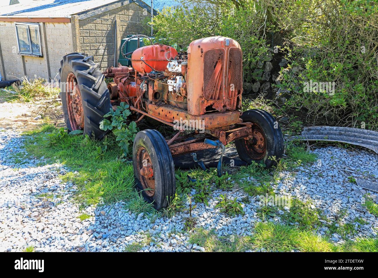 Un tracteur rouillé Nuffield Universal abandonné sur une ferme, Angleterre, Royaume-Uni Banque D'Images