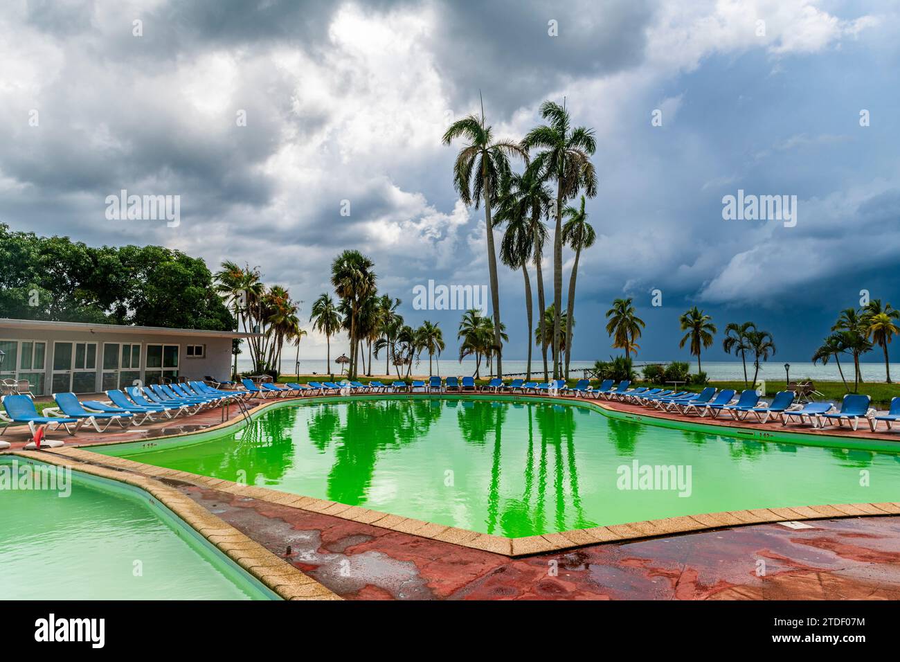 Piscine verte dans un hôtel de luxe à l'Hôtel el Colony avant une tempête, Isla de la Juventud (Île de la Jeunesse), Cuba, Antilles, Amérique centrale Banque D'Images