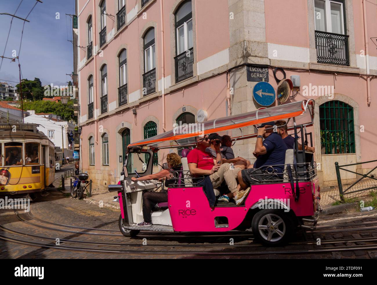 Tramways et buggies touristiques dans la vieille ville d'Alfama de Lisbonne, Portugal, Europe Banque D'Images