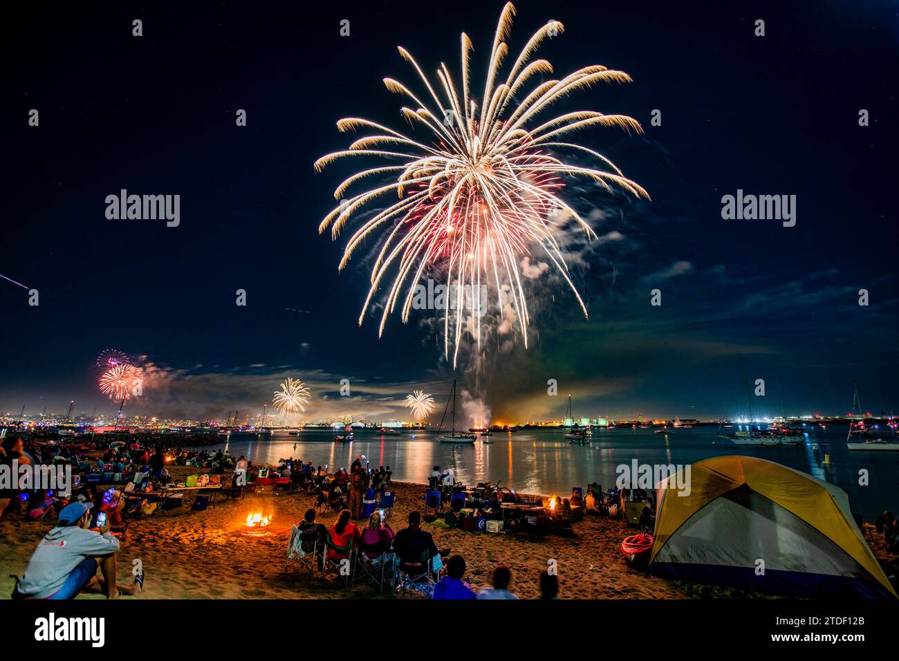 Feu d'artifice vu de Shelter Island à San Diego, Californie, États-Unis d'Amérique, Amérique du Nord Banque D'Images