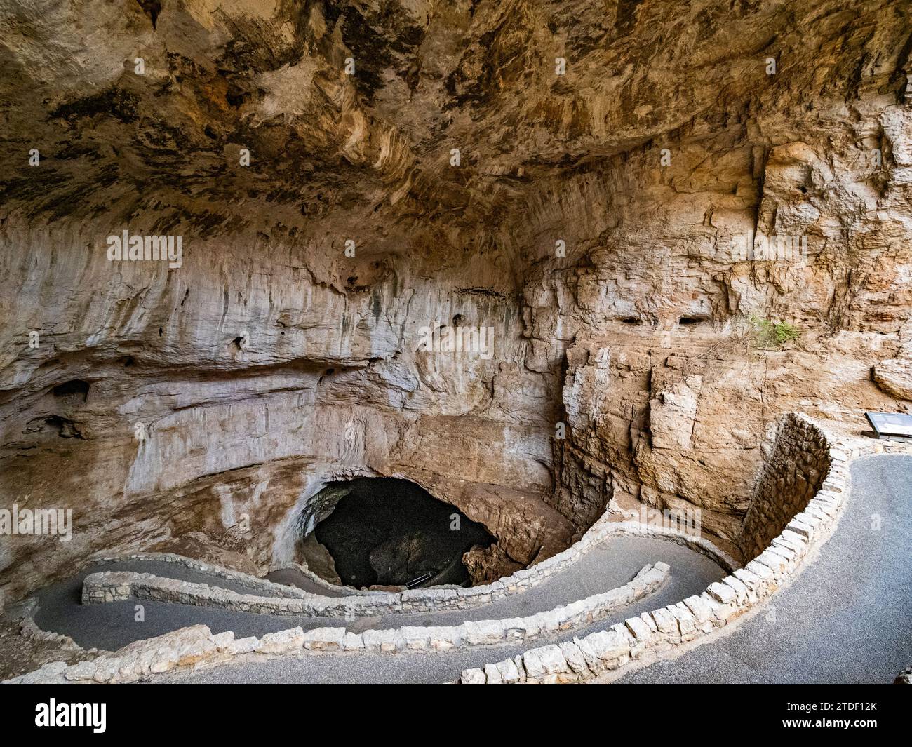 Entrée à la grotte principale du parc national des grottes de Carlsbad, site classé au patrimoine mondial de l'UNESCO, situé dans les montagnes Guadalupe, Nouveau-Mexique Banque D'Images