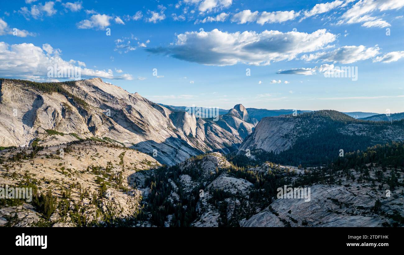 Montagnes de granit avec Half Dome en arrière-plan, parc national Yosemite, site du patrimoine mondial de l'UNESCO, Californie, États-Unis d'Amérique Banque D'Images