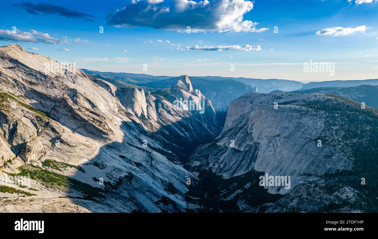 Montagnes de granit avec Half Dome en arrière-plan, parc national Yosemite, site du patrimoine mondial de l'UNESCO, Californie, États-Unis d'Amérique Banque D'Images