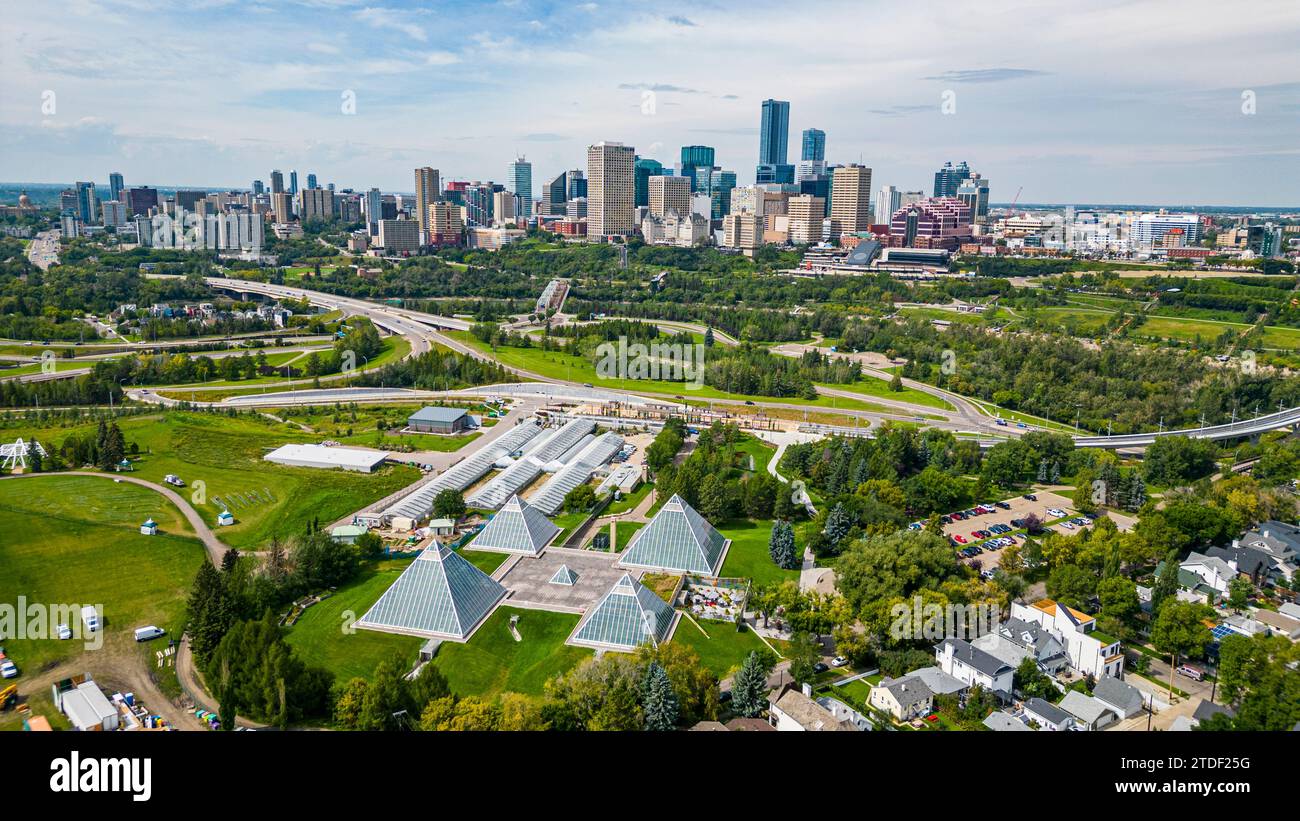 Antenne du Conservatoire Muttart avec la Skyline d'Edmonton, Alberta, Canada, Amérique du Nord Banque D'Images