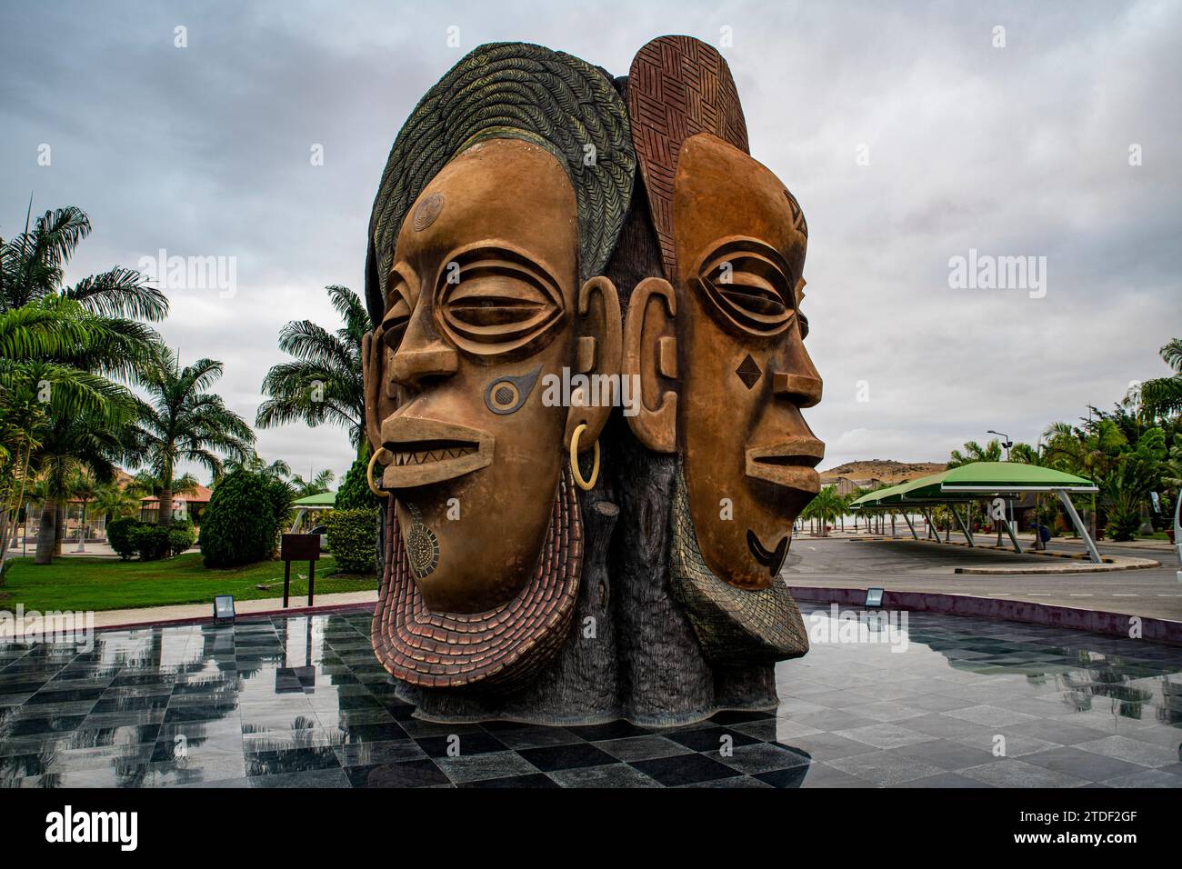 Statue à tête géante, Benguela, Angola, Afrique Banque D'Images