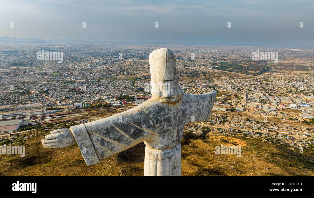 Antenne de la statue du Christ Roi, surplombant Lubango, Angola, Afrique Banque D'Images