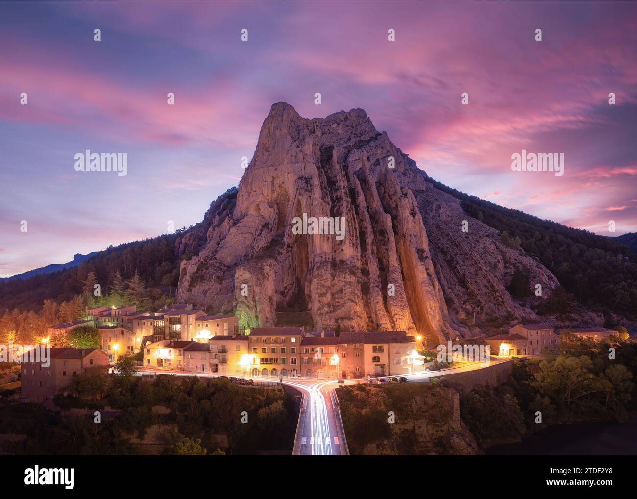 Rocher de la Baume, Sisteron Rock at Sunrise, Sisteron, Alpes-de-haute-Provence, Provence-Alpes-Cote d'Azur, Provence, France, Europe Banque D'Images