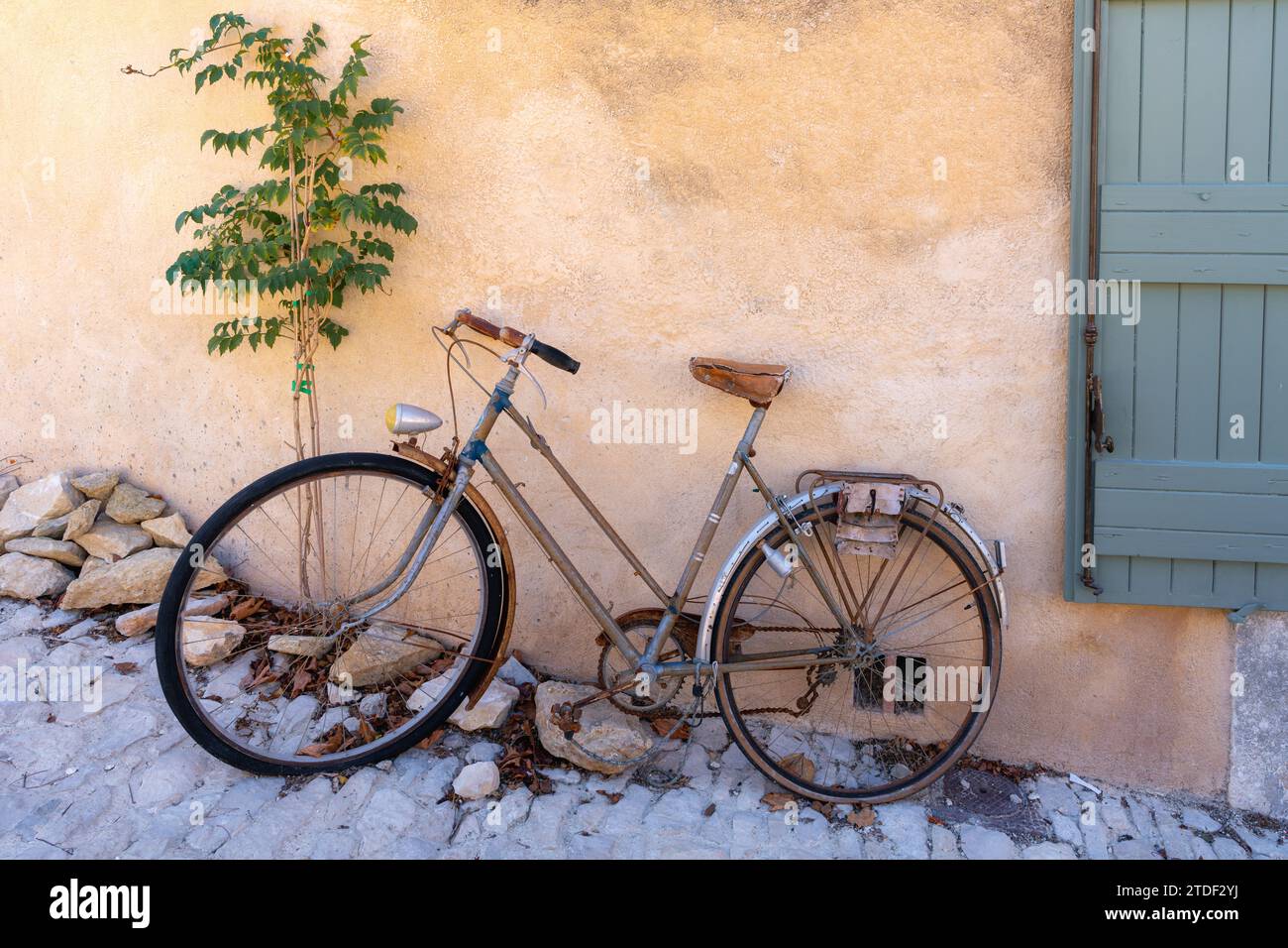 Scène de rue à vélo dans le village de Ménerbes, Luberon, Vaucluse, Provence, France, Europe Banque D'Images