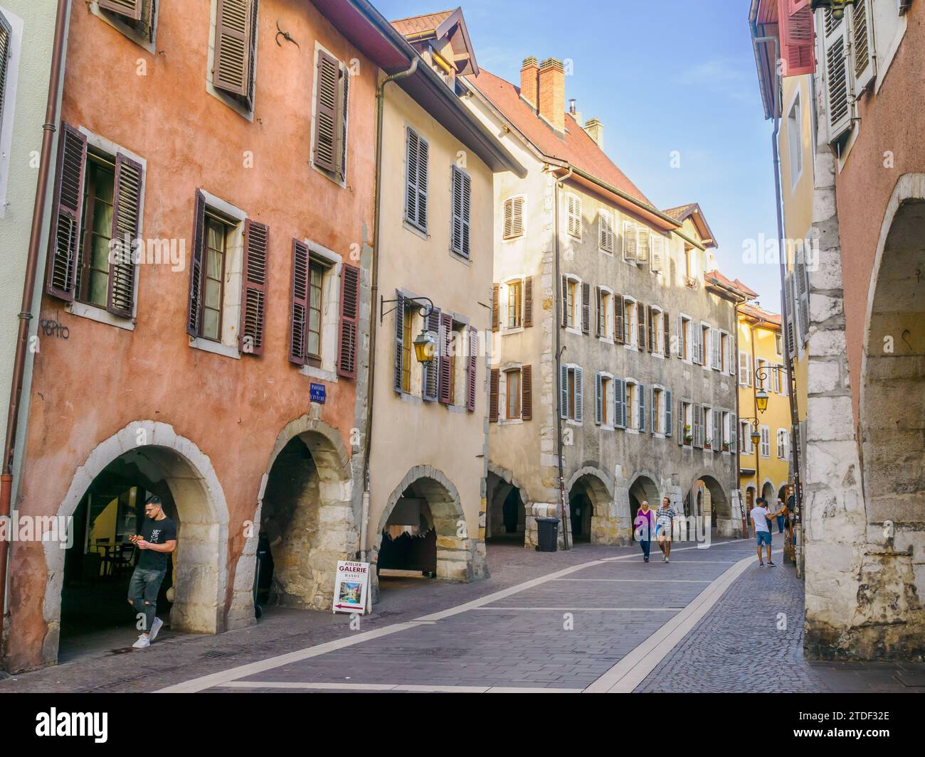 Des bâtiments médiévaux aux aux passages couverts bordent les rues du vieux centre d'Annecy, Annecy, haute-Savoie, France, Europe Banque D'Images