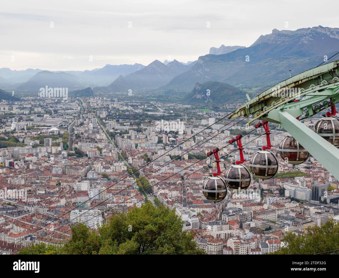 Vue de la colline de la Bastille sur Grenoble avec les montagnes en arrière-plan et téléphérique au premier plan, Grenoble, Auvergne-Rhône-Alpes, France Banque D'Images