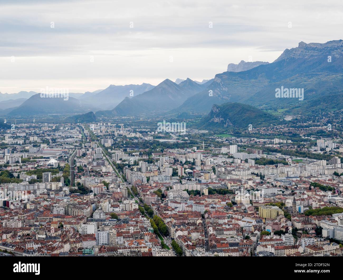 Vue depuis la colline de la Bastille sur Grenoble avec les montagnes en arrière-plan, Grenoble, Auvergne-Rhône-Alpes, France, Europe Banque D'Images