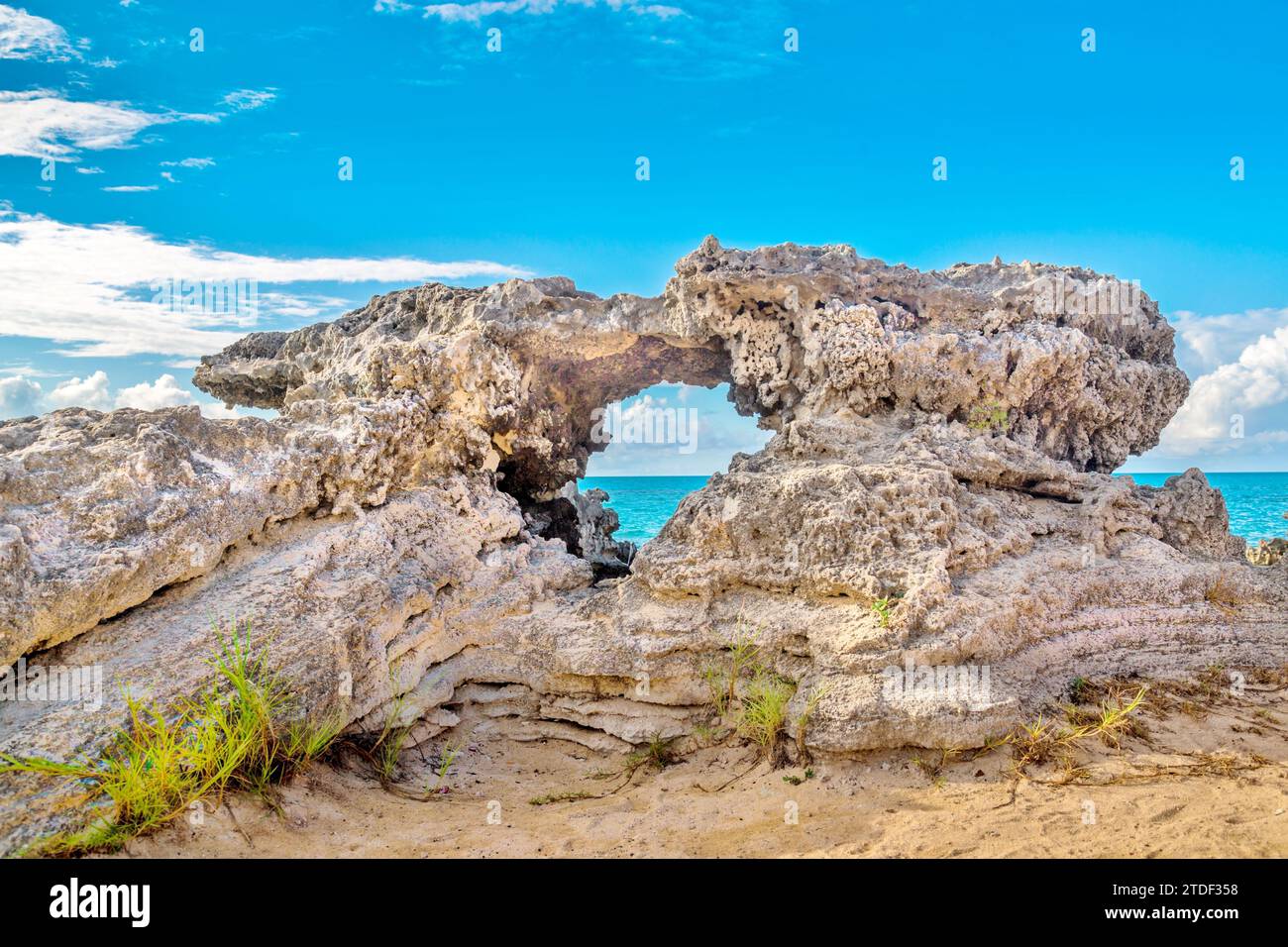 Une formation rocheuse à Tobacco Bay à St. George's, Bermudes, Atlantique, Amérique du Nord Banque D'Images