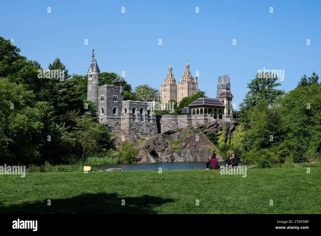 Paysage urbain avec château de Belvedere, une structure néo-gothique sur Vista Rock, Central Park, Manhattan Island, New York City Banque D'Images