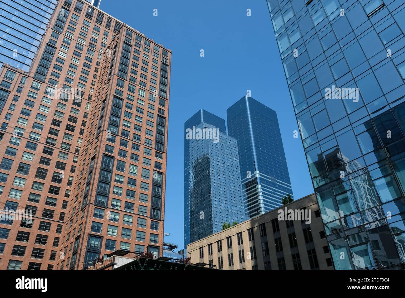 Paysage urbain de la High Line, un parc linéaire surélevé de 2,33 km, une voie verte et un sentier ferroviaire Banque D'Images