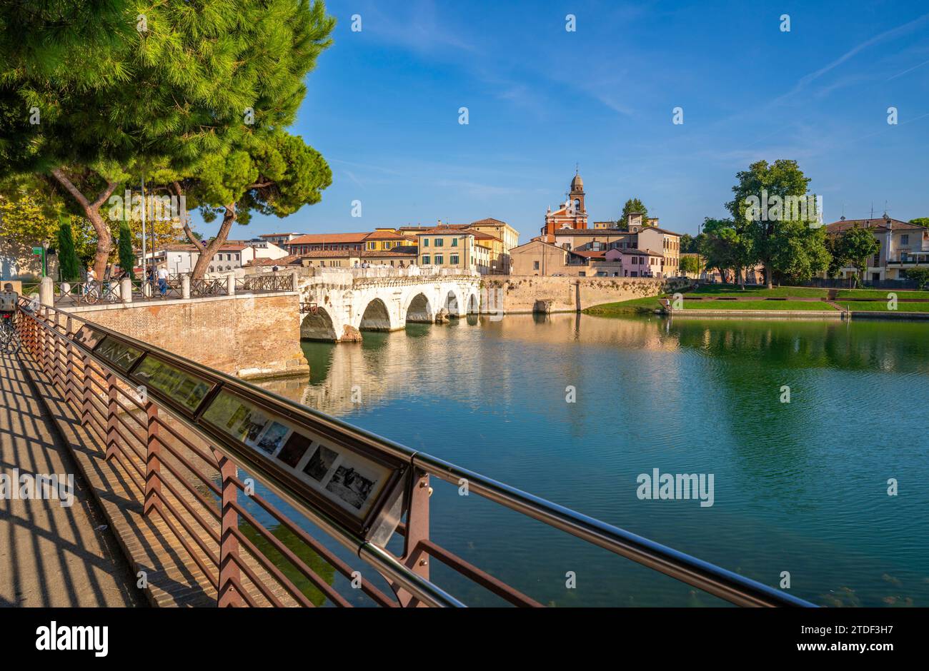 Vue de Ponte di Tiberio reflétant dans Rimini Canal de Borgo San Giuliano, Rimini, Emilie-Romagne, Italie, Europe Banque D'Images